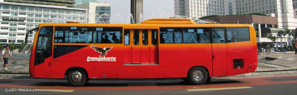 Gunakan transportasi umum atau bersepeda adalah pilihan yang tepat