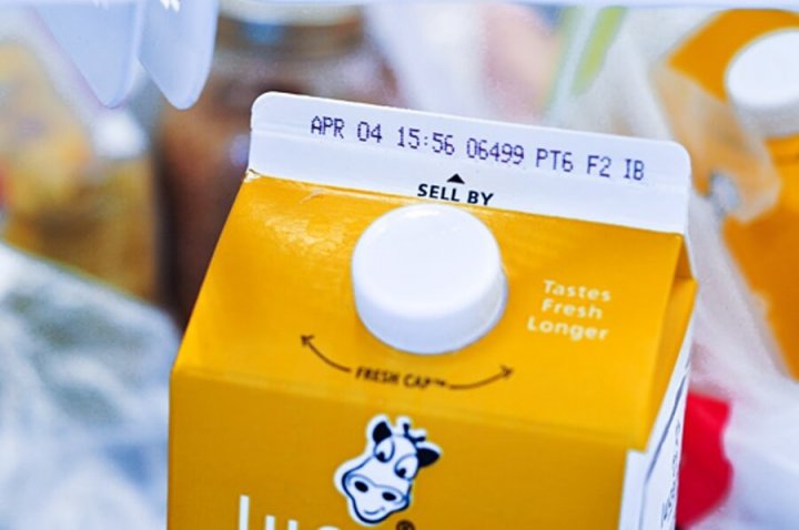 Amankah Jika Kita Mengonsumsi Makanan dan Minuman yang Sudah Kadaluwarsa?