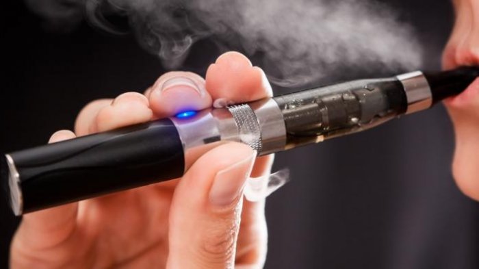Apakah Rokok Elektronik Sama Bahayanya dengan Rokok Biasa?
