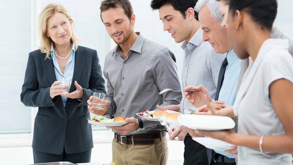 Dampak Buruk Makan dan Minum Sambil Berdiri