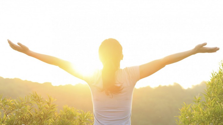 Benarkah Berjemur Dapat Membunuh Virus Corona? Cek Faktanya