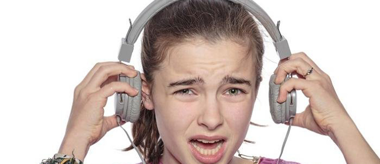 Bahaya Mendengarkan Musik Dan Menonton Video Menggunakan Earphone