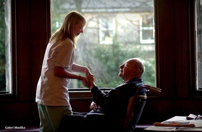 Tips Cara Melindungi Orang Tua dari Wabah COVID-19